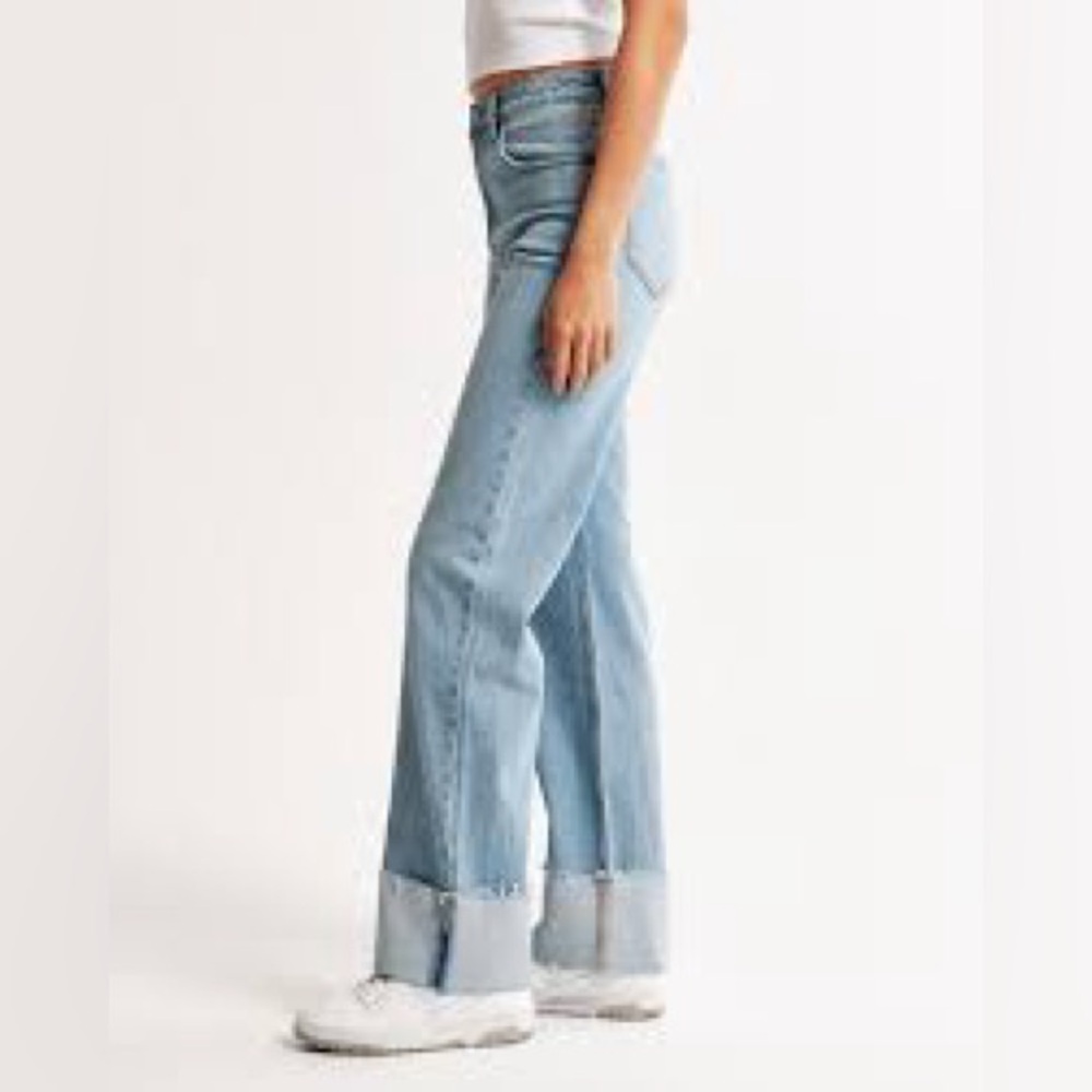 Abercrombie & Fitch The 90s Relaxed Jean  High Rise in Medium With Cuff Hem |